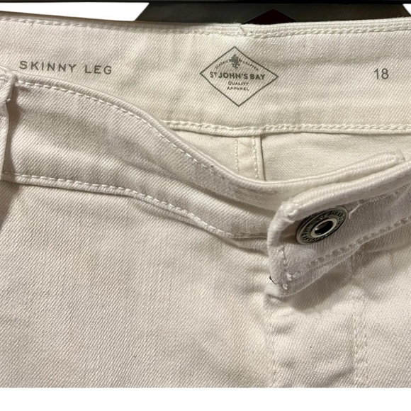 St. John’s Bay White Skinny Leg Jeans – Size 18 - Picture 4 of 5